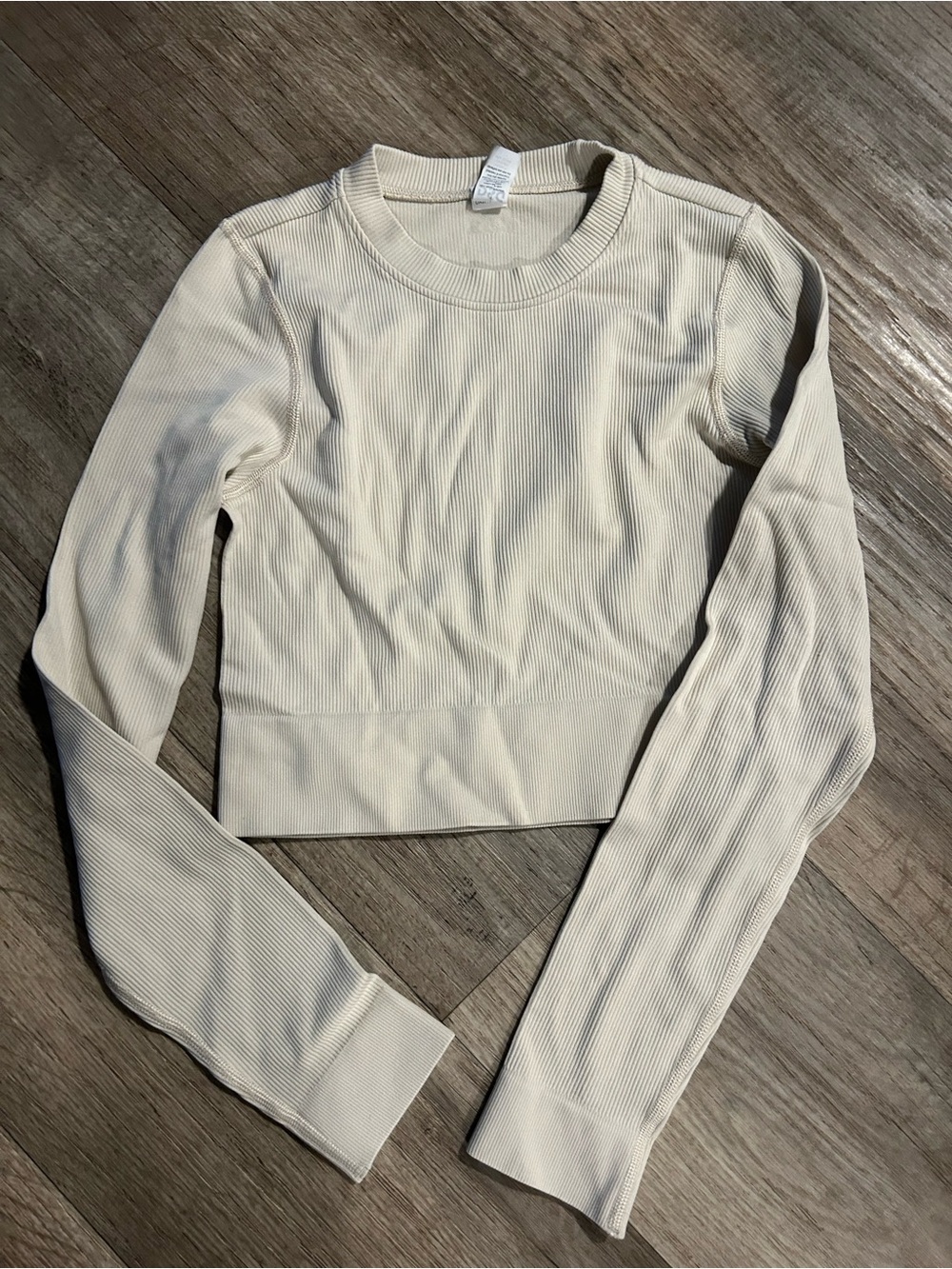 DSG cream ribbed long sleeve crop top in XS. Nylon & spandex blend. #activewear